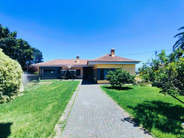 Chalet con jardín en venta en Calle Reyes