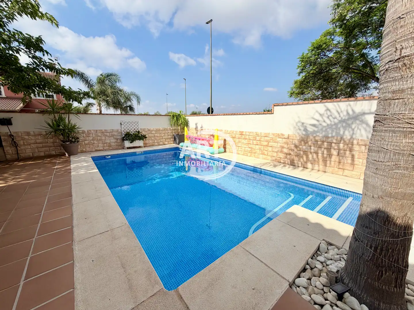 Piscina de Casa adosada en venda en La Pobla de Vallbona amb Aire condicionat, Calefacció i Jardí privat