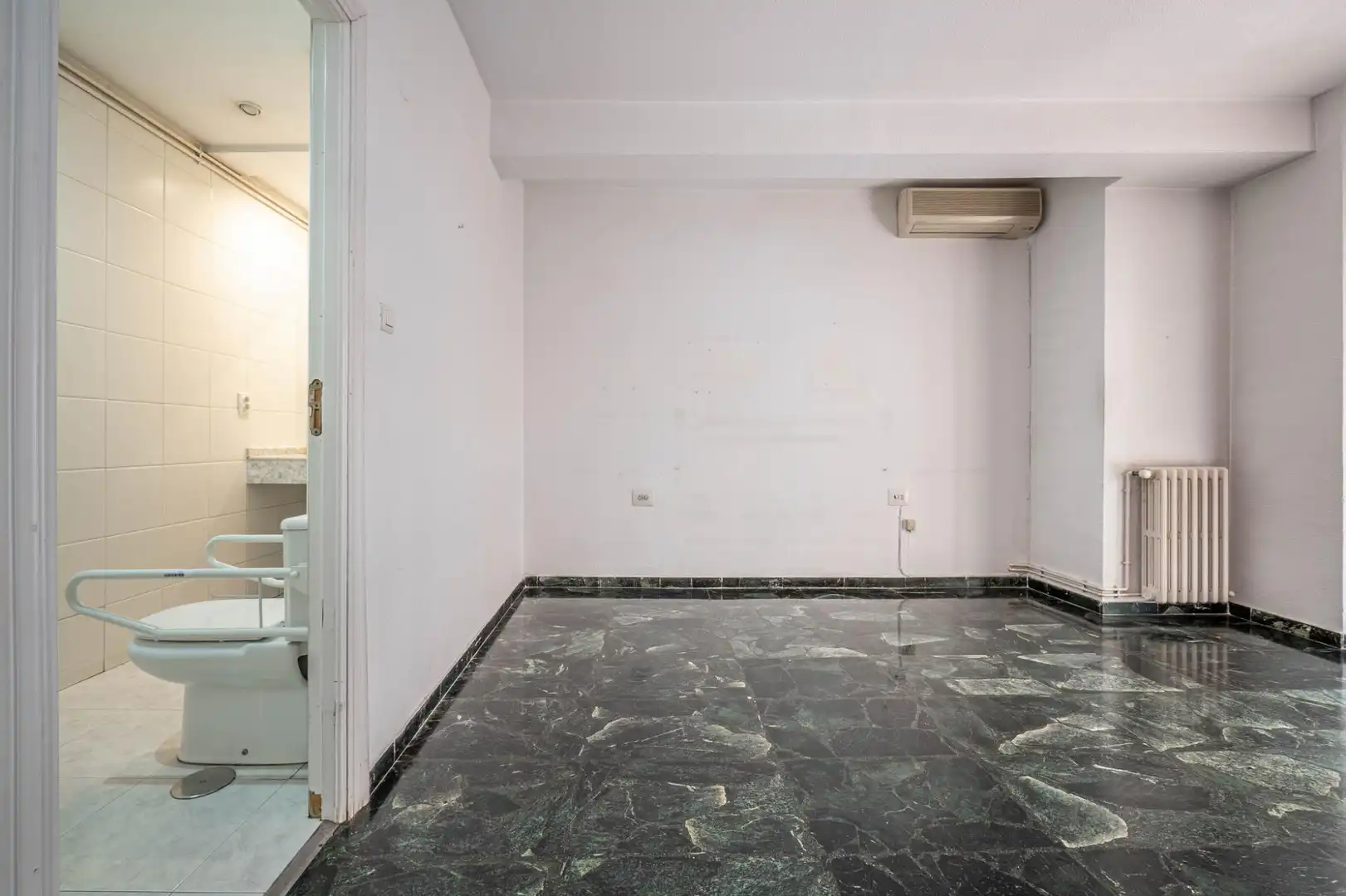Wohnung zum Verkauf in Granada mit Klimaanlage, Heizung und Terrasse
