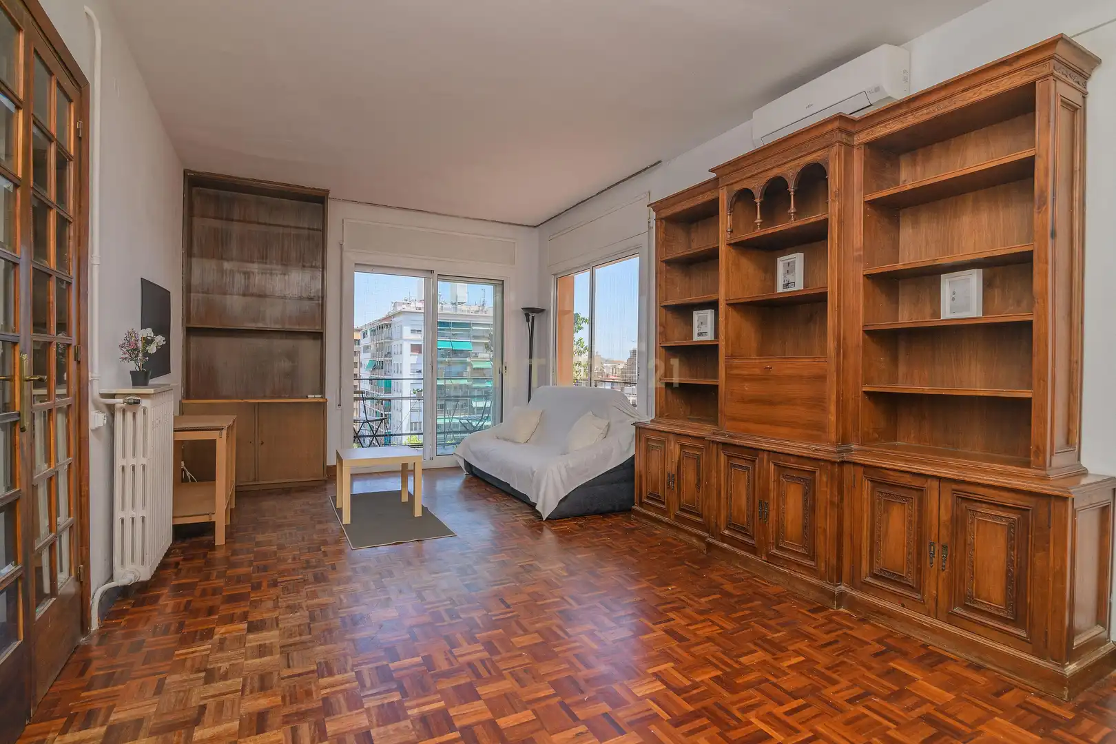 Schlafzimmer von Wohnung zum Verkauf in Barcelona mit Klimaanlage, Ofen und Mikrowelle