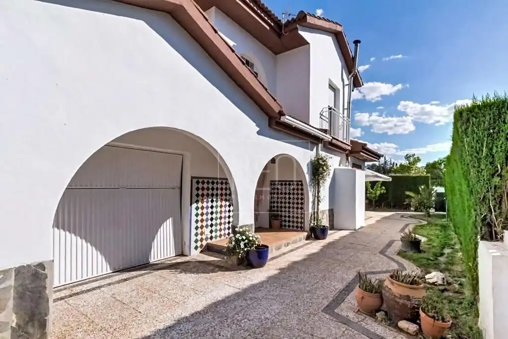 Vista exterior de Casa o xalet en venda en Albolote amb Aire condicionat, Calefacció i Jardí privat