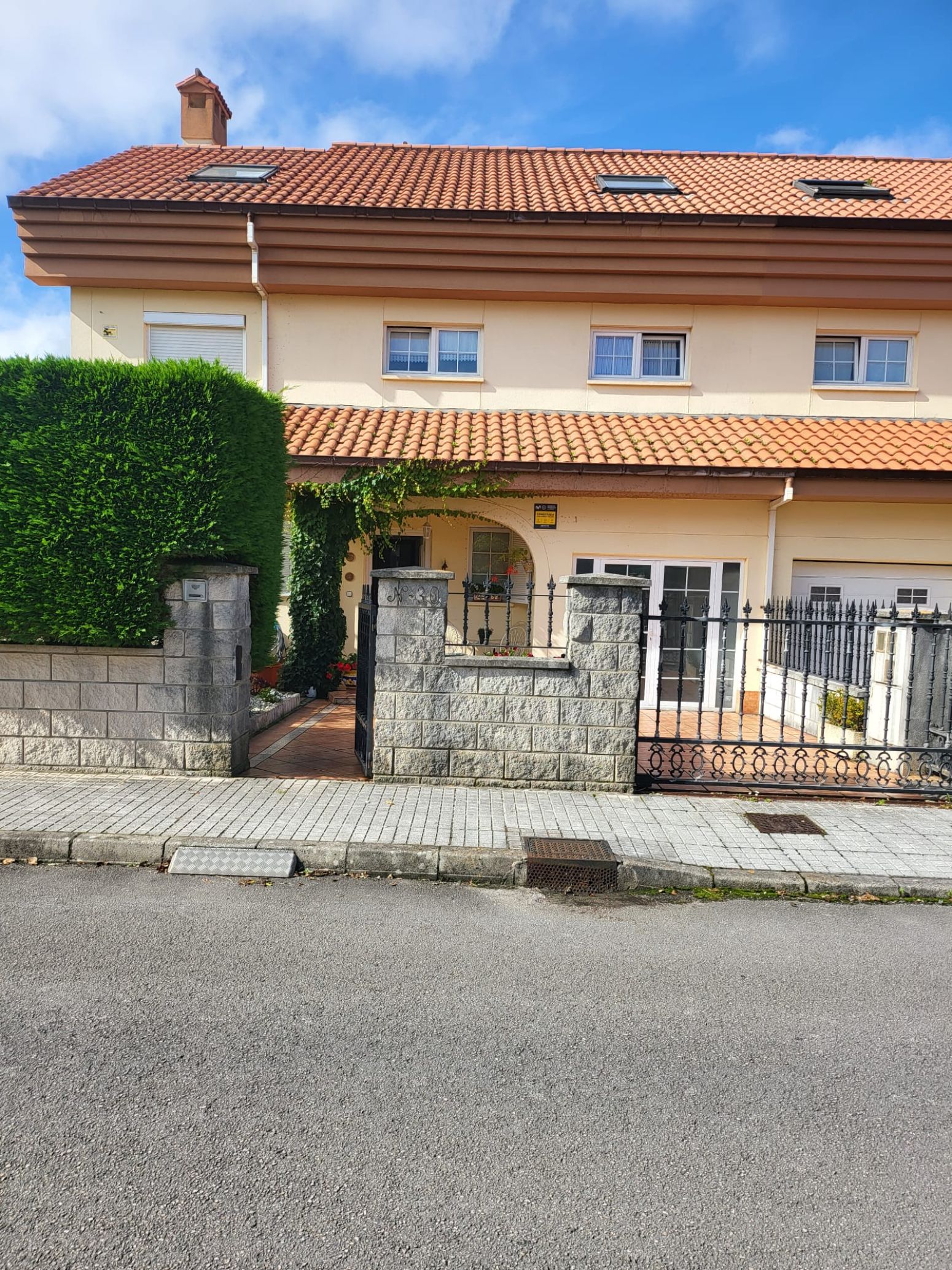 Exterior view of Single-family semi-detached for sale in Santa Cruz de Bezana  with Heating, Private garden and Parquet flooring