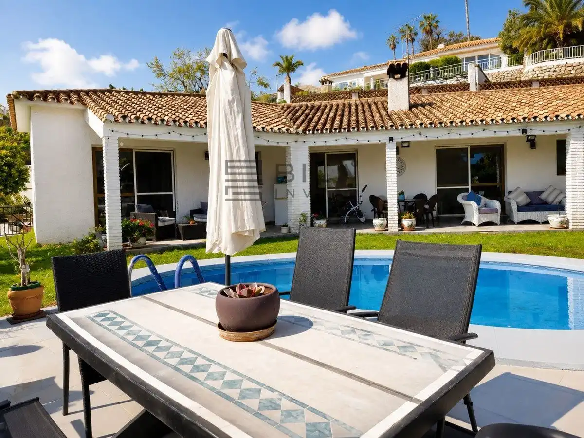 Detached house with pool for sale in Marlen