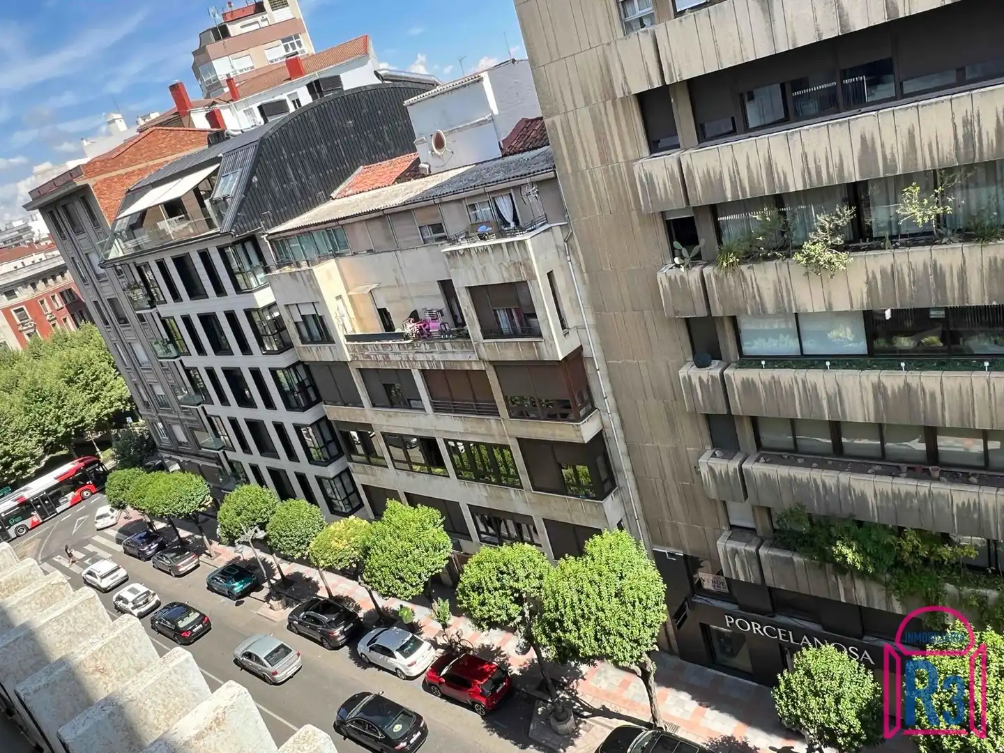 Vista exterior de Pis en venda en León Capital  amb Calefacció, Terrassa i Traster