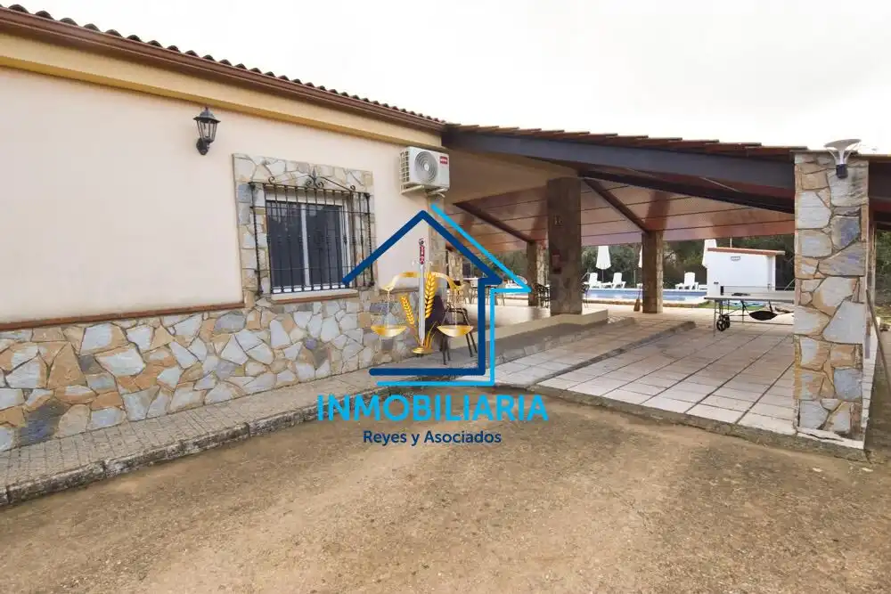 Vista exterior de Casa o xalet en venda en Córdoba amb Aire condicionat, Terrassa i Piscina