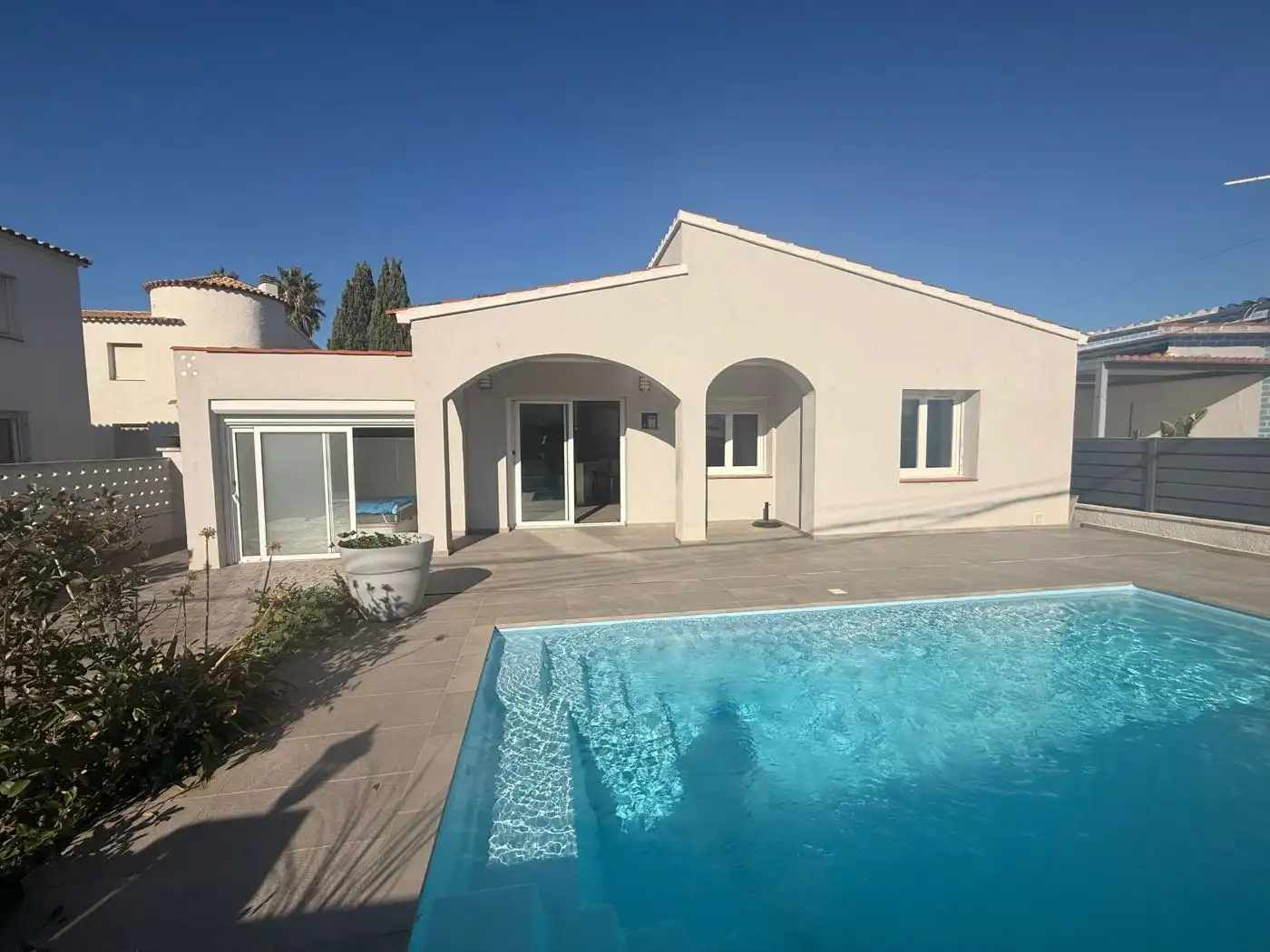 Casa amb piscina en venda a carrer badia