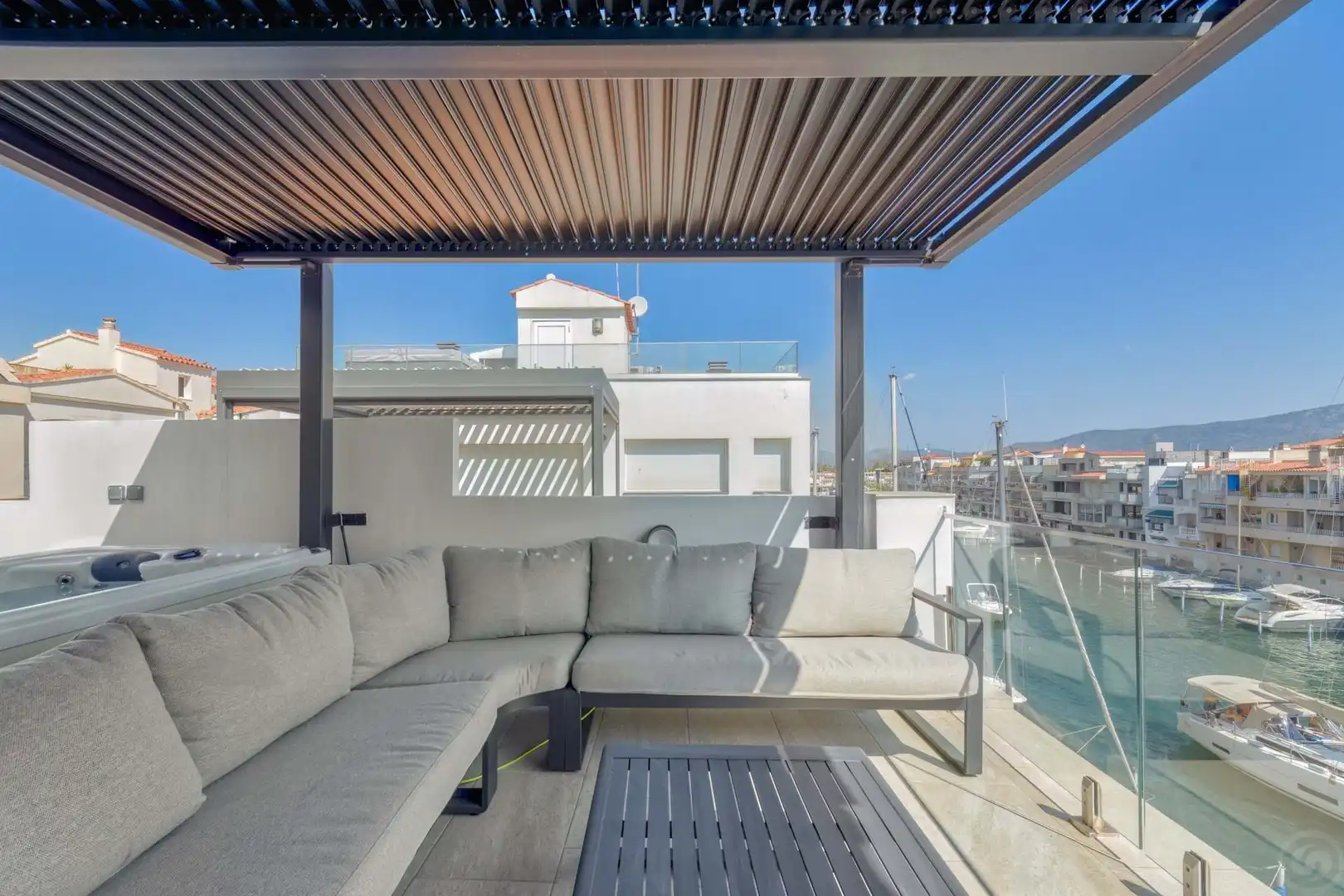 Terrasse von Einfamilien-Reihenhaus zum Verkauf in Empuriabrava mit Klimaanlage, Heizung und Terrasse