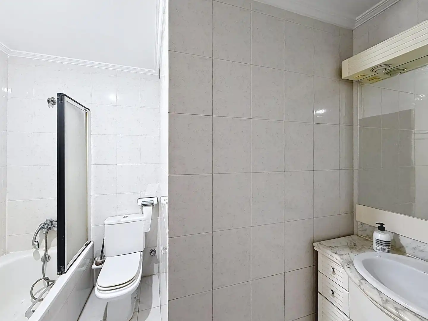 Baño de Piso en venta en Sevilla con Aire acondicionado, Jardín privado y Trastero