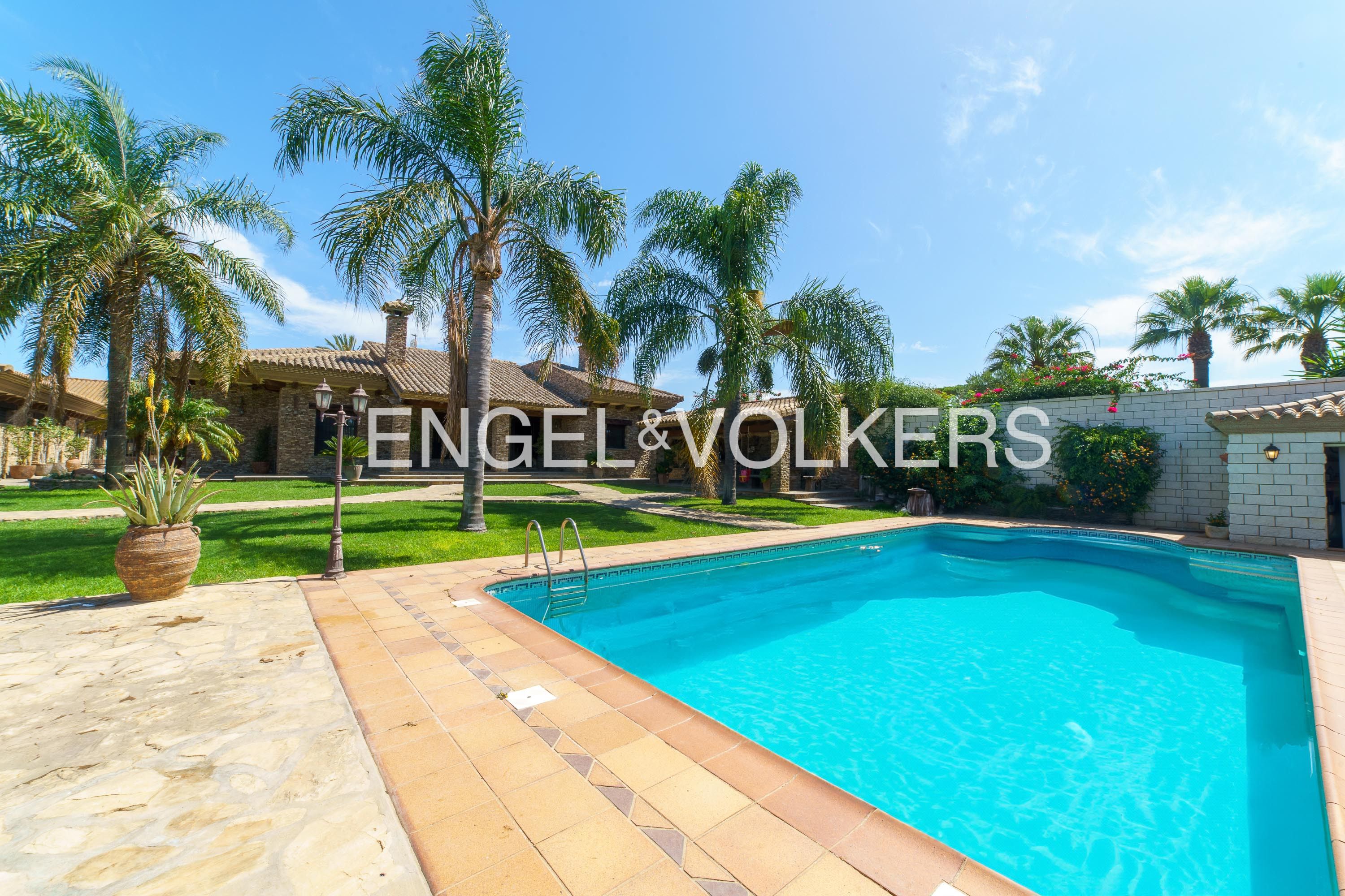 Vista exterior de Casa o xalet en venda en Chiclana de la Frontera amb Aire condicionat, Calefacció i Jardí privat
