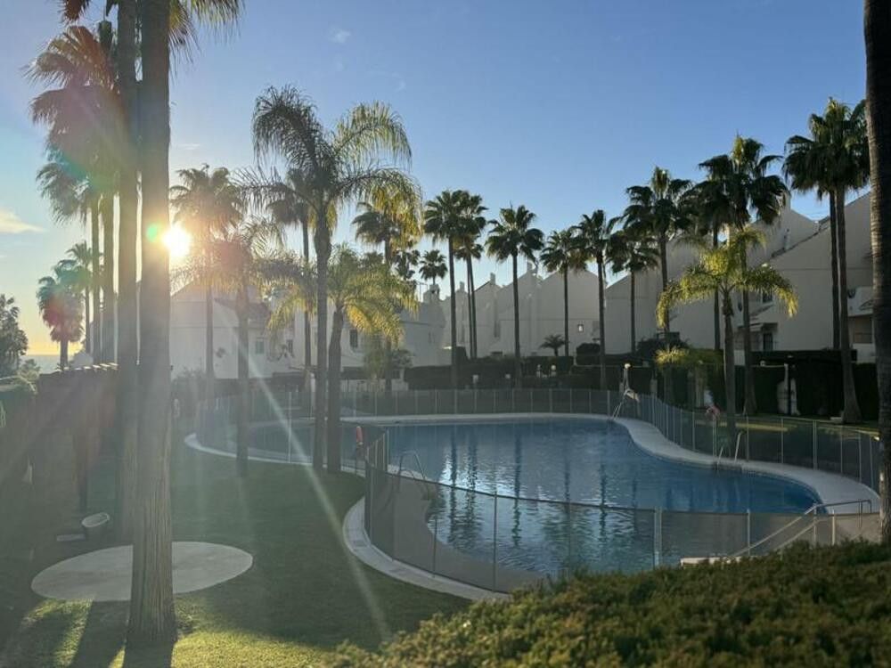 Piscina de Casa adosada de lloguer en Marbella amb Aire condicionat, Jardí privat i Terrassa