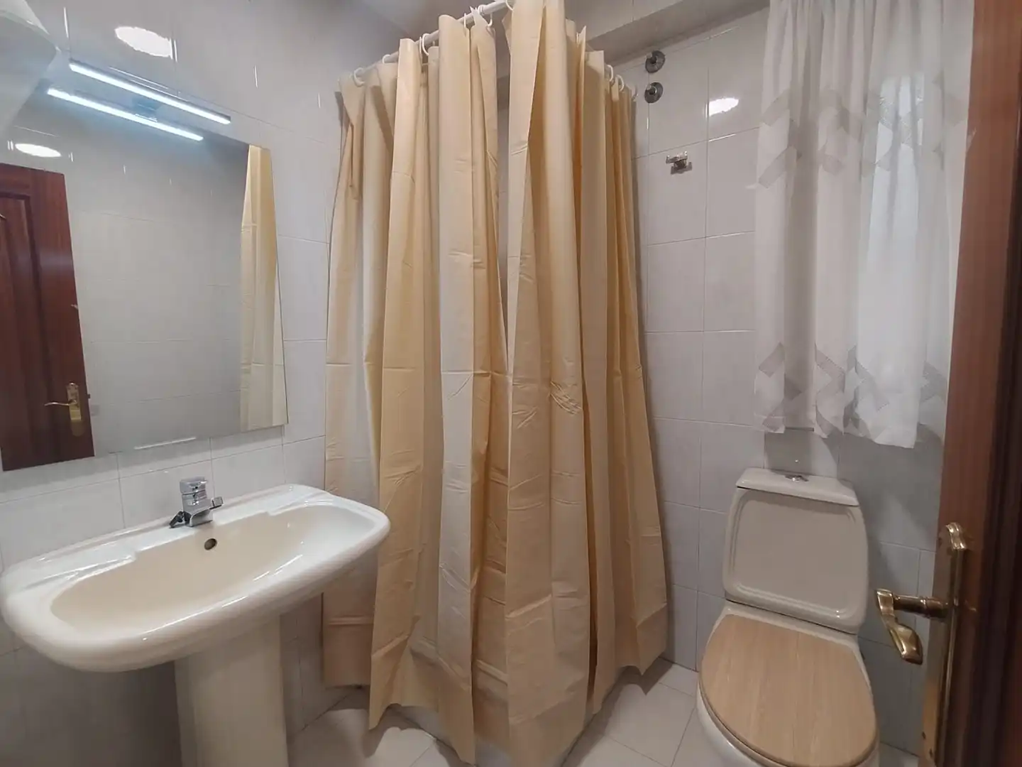 Bathroom of Flat for rent in Santiago de Compostela   with Heating, Furnished and Oven