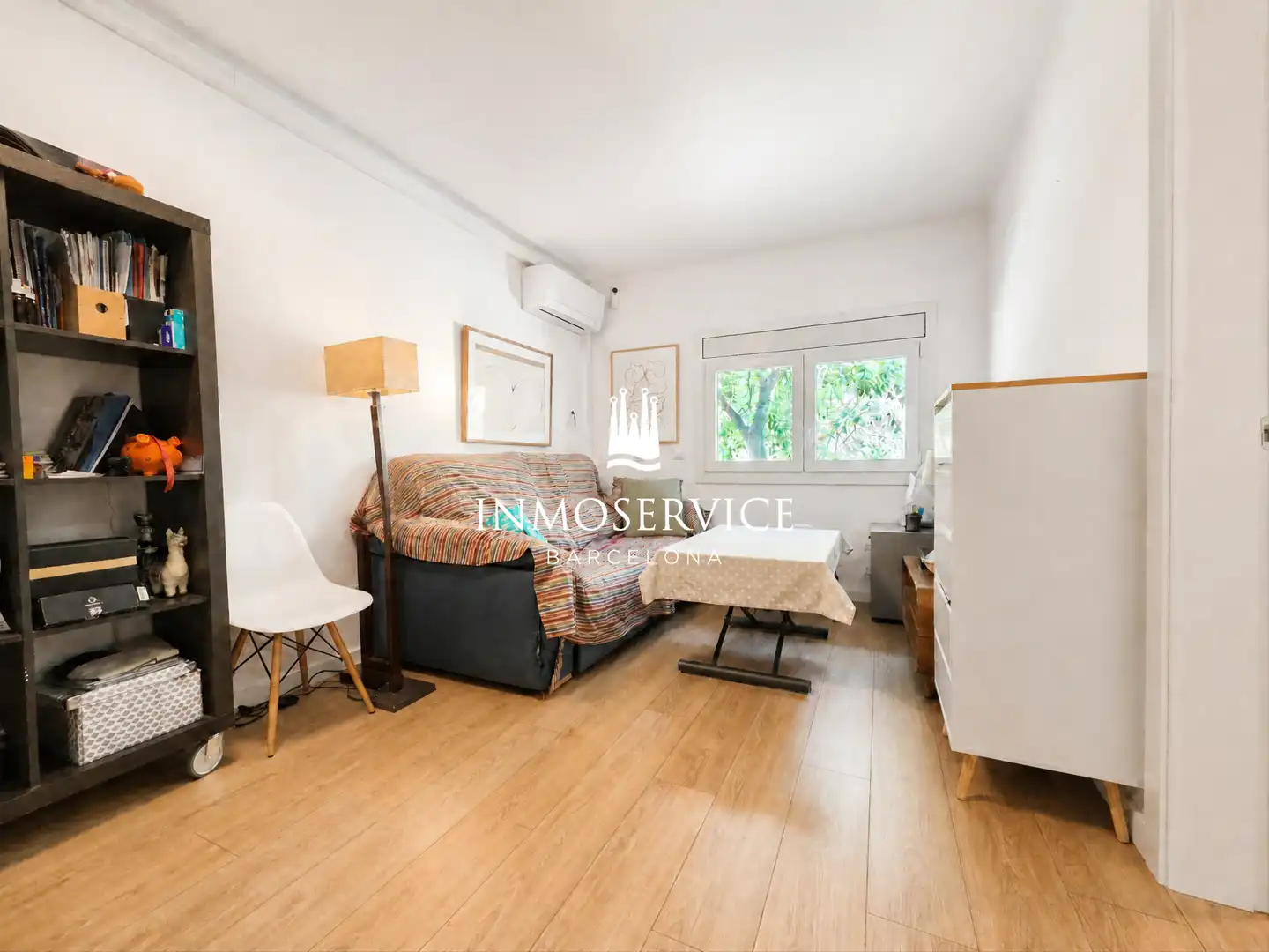 Exterior view of Flat for sale in Barcelona  with Air Conditioner and Oven