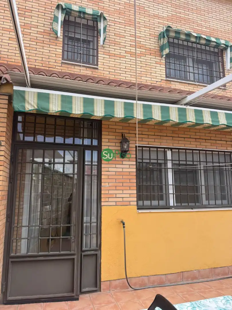 Vista exterior de Casa adosada en venda en Illescas amb Calefacció, Jardí privat i Piscina