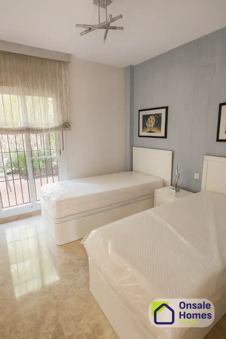 Habitación de Piso en venta en Marbella con Terraza, Alarma y Piscina comunitaria