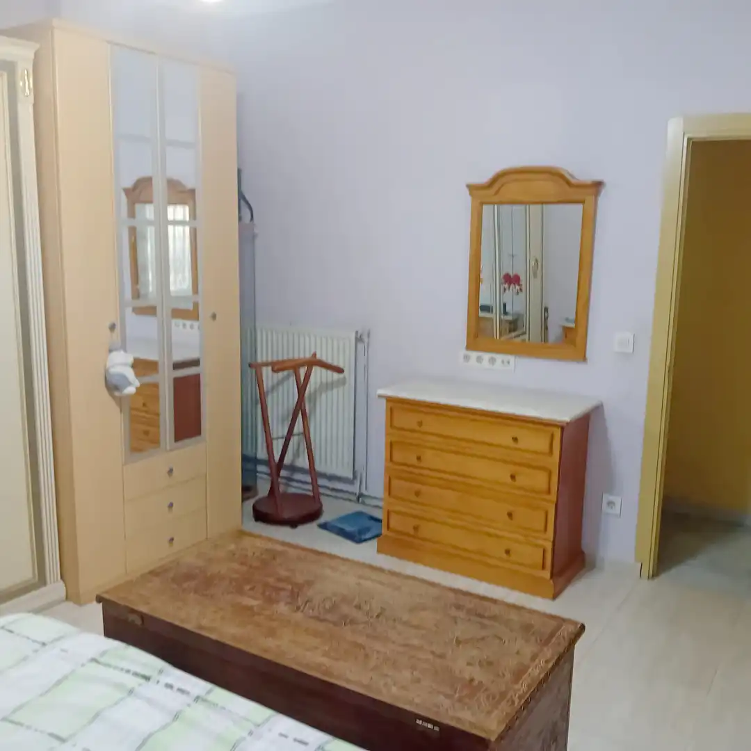 Dormitori de Casa adosada en venda en Aranjuez amb Jardí privat, Moblat i Alarma
