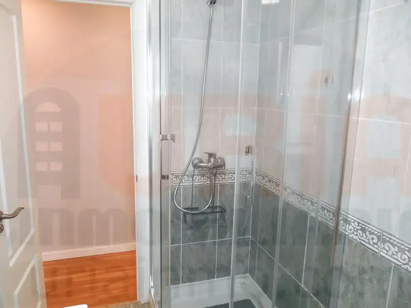 Badezimmer von Wohnung zur Miete in Oviedo  mit Heizung, Terrasse und Möbliert