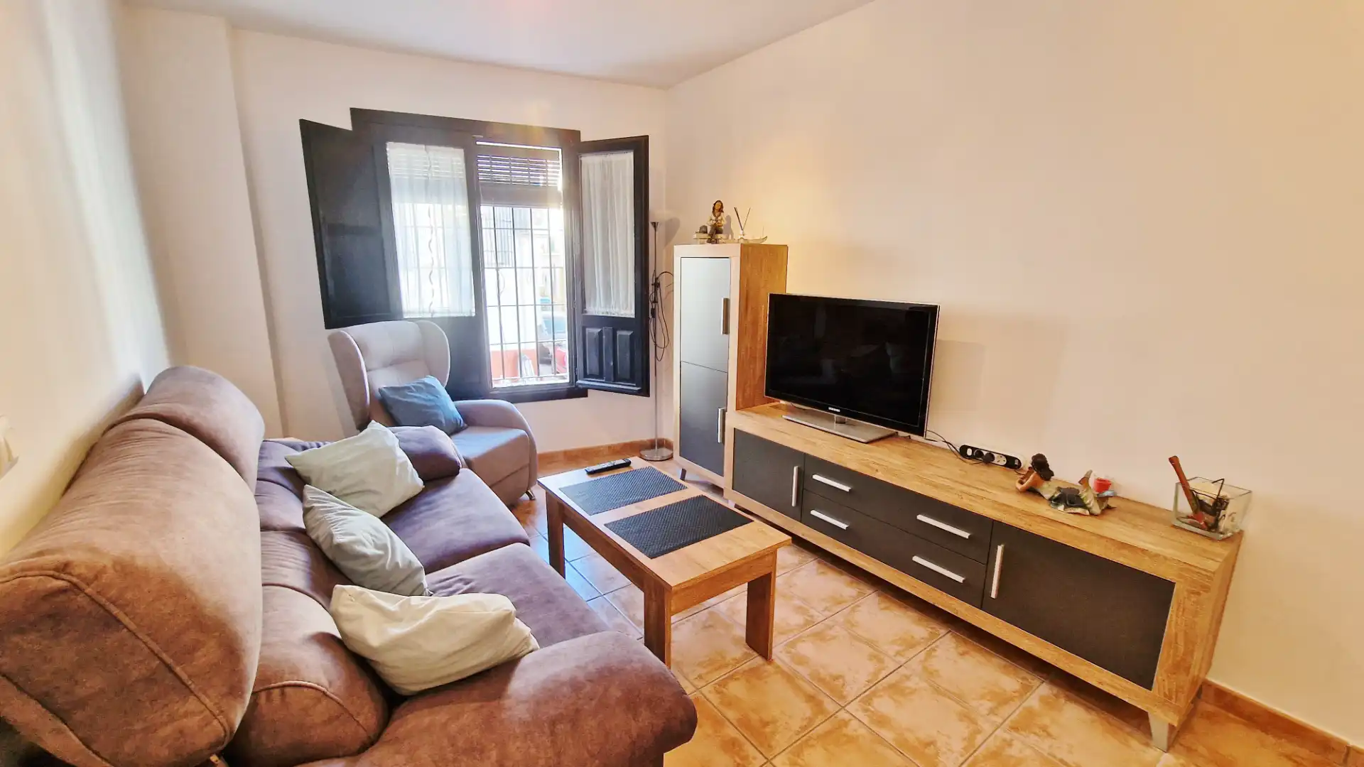 Sala d'estar de Apartament en venda en Vélez de Benaudalla amb Moblat, Forn i Rentadora