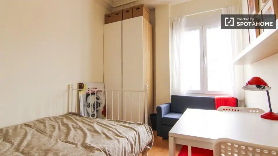 Habitación de Piso de alquiler en Valencia con Aire acondicionado, Calefacción y Amueblado