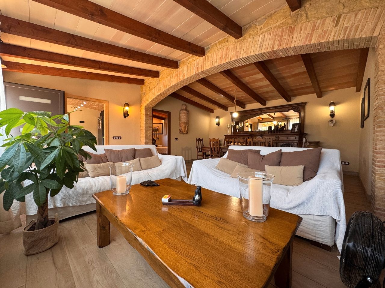 Sala d'estar de Casa o xalet en venda en Mont-ras amb Aire condicionat, Jardí privat i Piscina