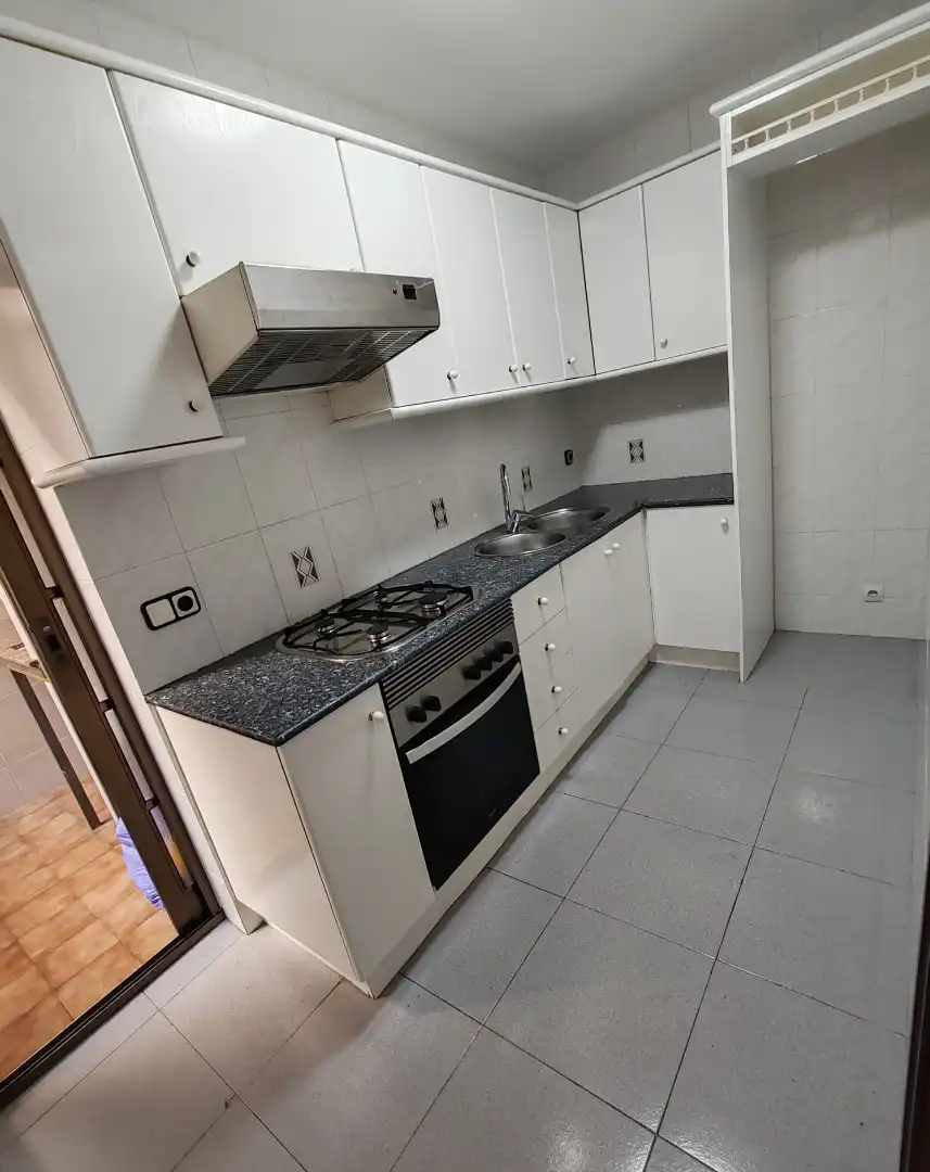 Cocina de Piso de alquiler en Badalona con Calefacción, Horno y Balcón