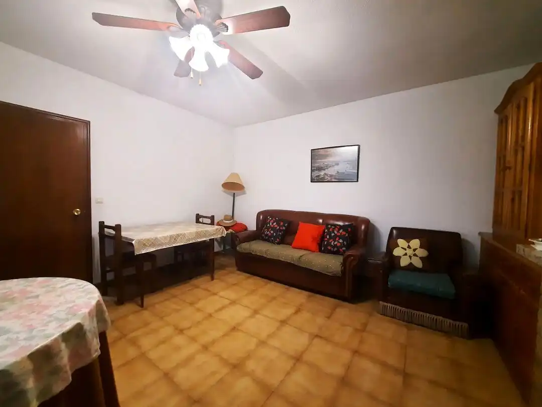 Sala de estar de Casa adosada en venta en Escalona con Aire acondicionado, Calefacción y Jardín privado