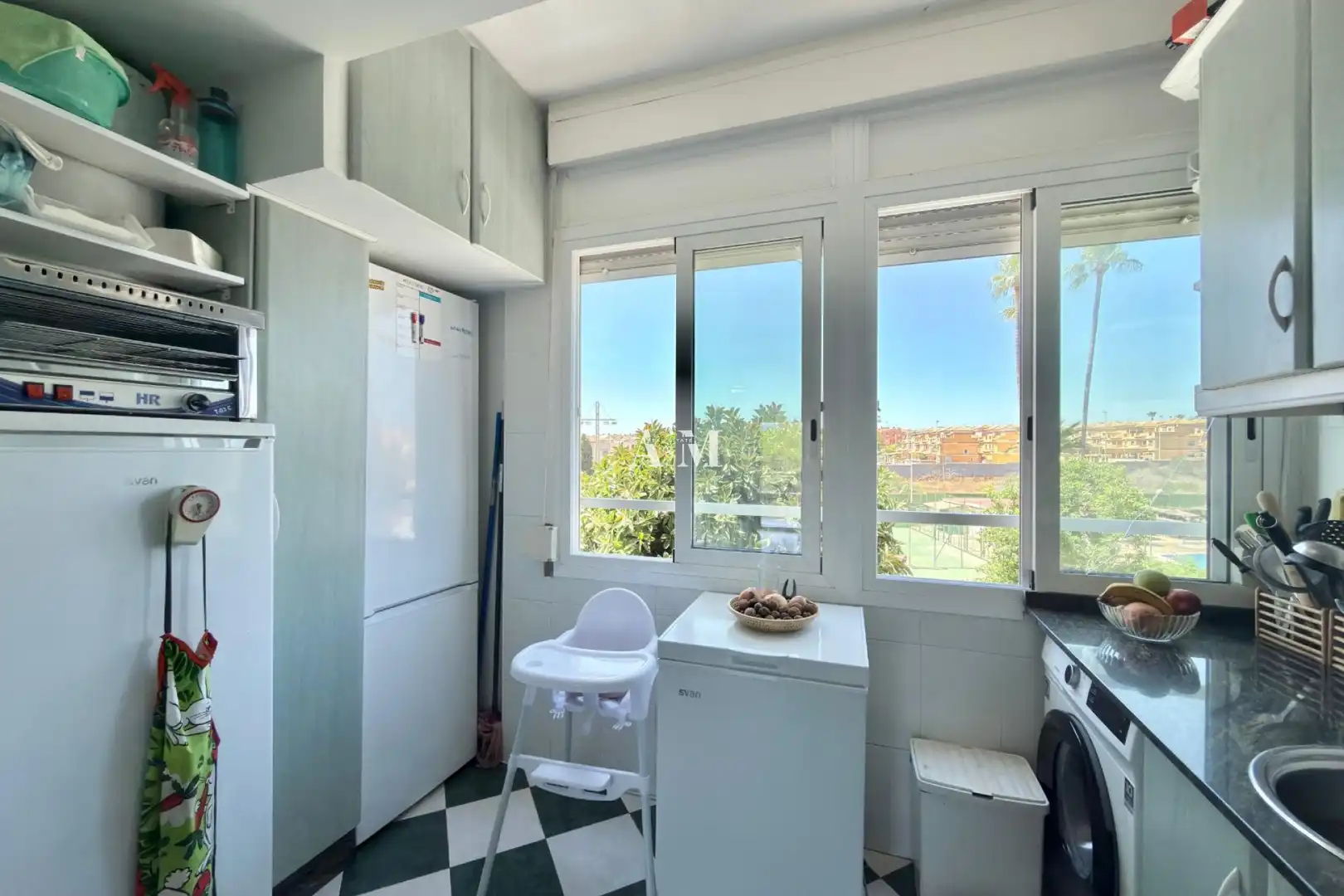 Cuina de Pis de lloguer en Torrevieja amb Calefacció, Terrassa i Moblat
