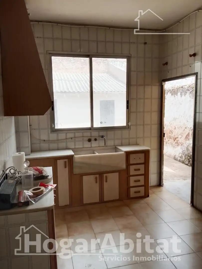 Cuina de Casa o xalet en venda en La Pobla de Vallbona amb Terrassa i Traster