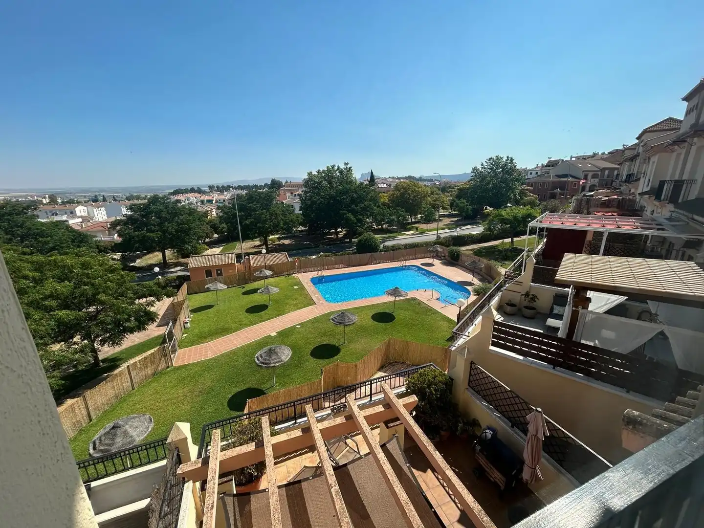 Piscina de Casa adosada en venta en Antequera con Aire acondicionado, Calefacción y Jardín privado