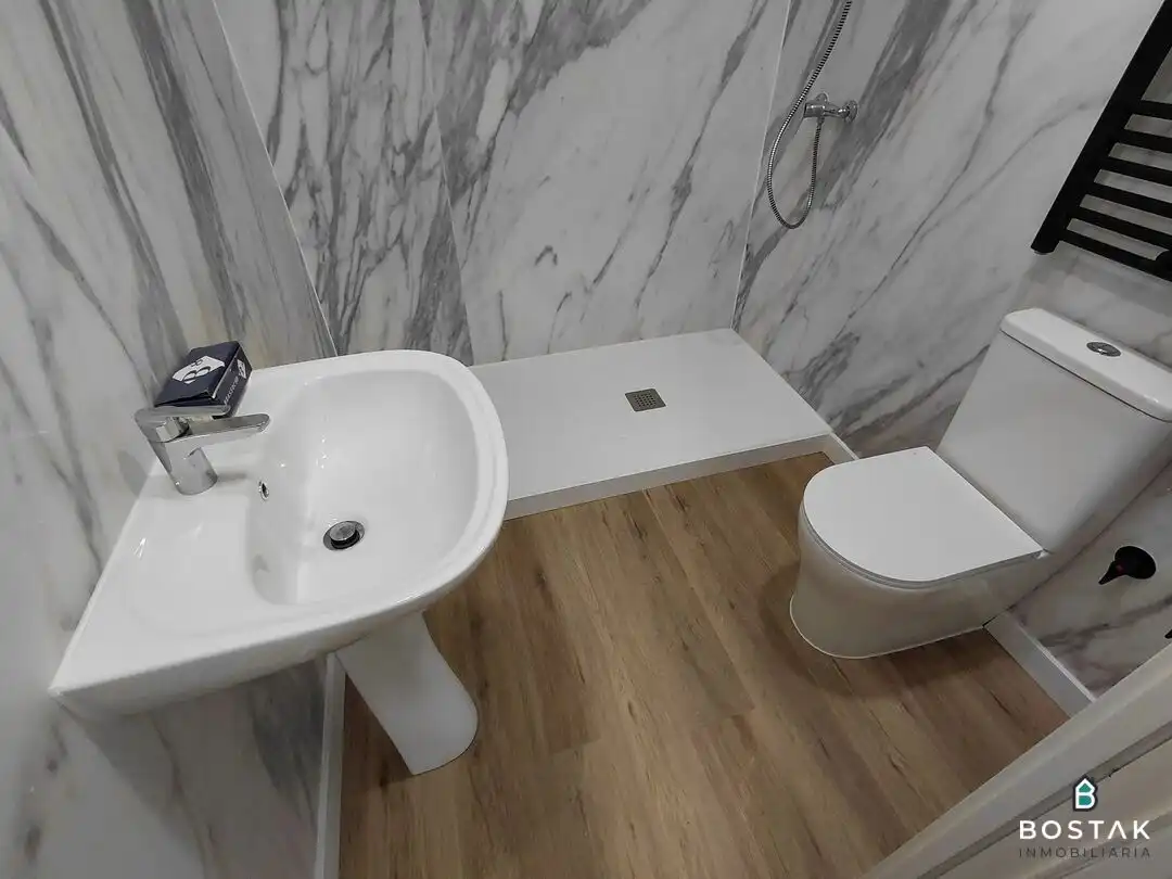 Bathroom of Flat for sale in Bilbao   with Heating and Balcony