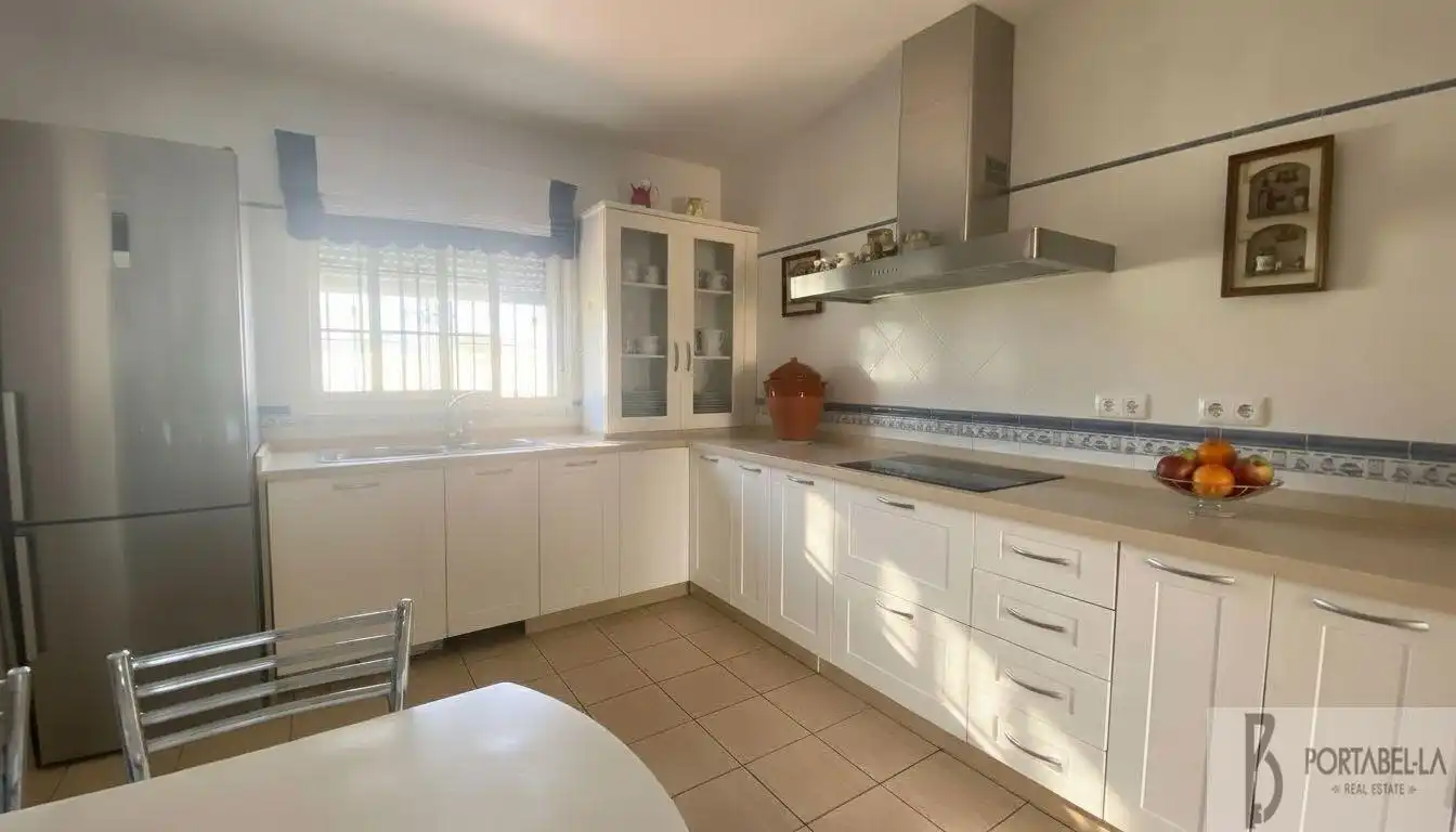 Cuina de Casa o xalet en venda en El Puerto de Santa María amb Aire condicionat, Traster i Piscina
