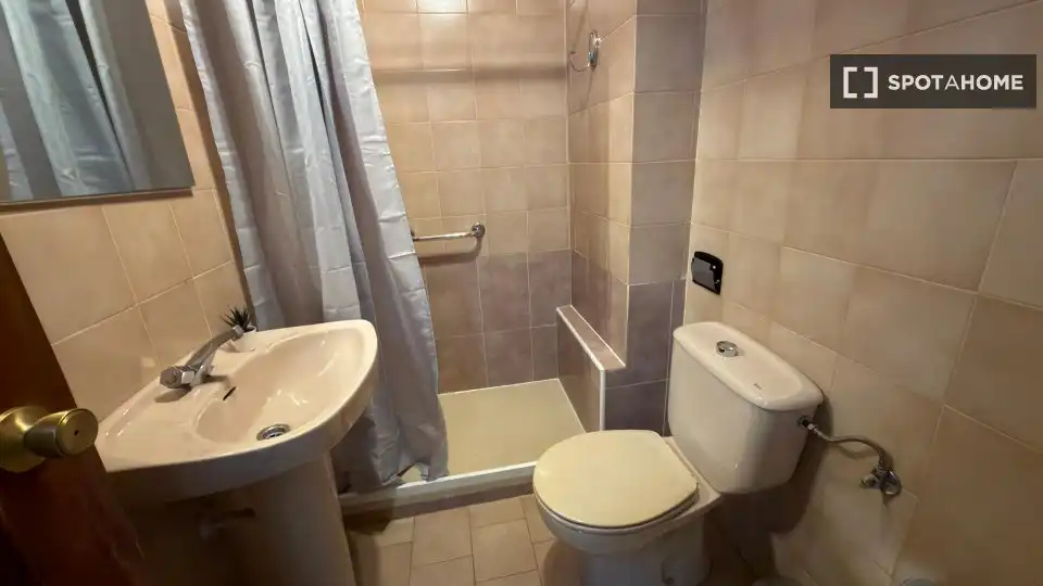 Baño de Piso de alquiler en Madrid con Aire acondicionado, Calefacción y Amueblado