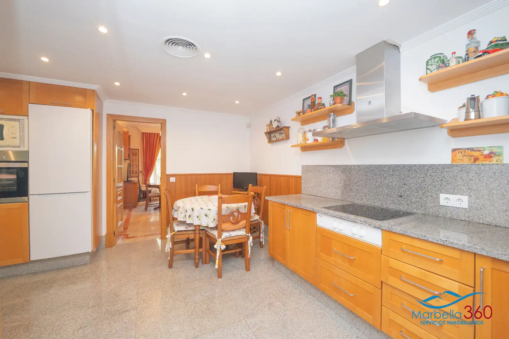 Cocina de Casa adosada en venta en Marbella con Aire acondicionado, Calefacción y Jardín privado