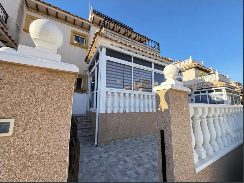 Vista exterior de Casa o xalet en venda en Orihuela amb Aire condicionat, Calefacció i Terrassa