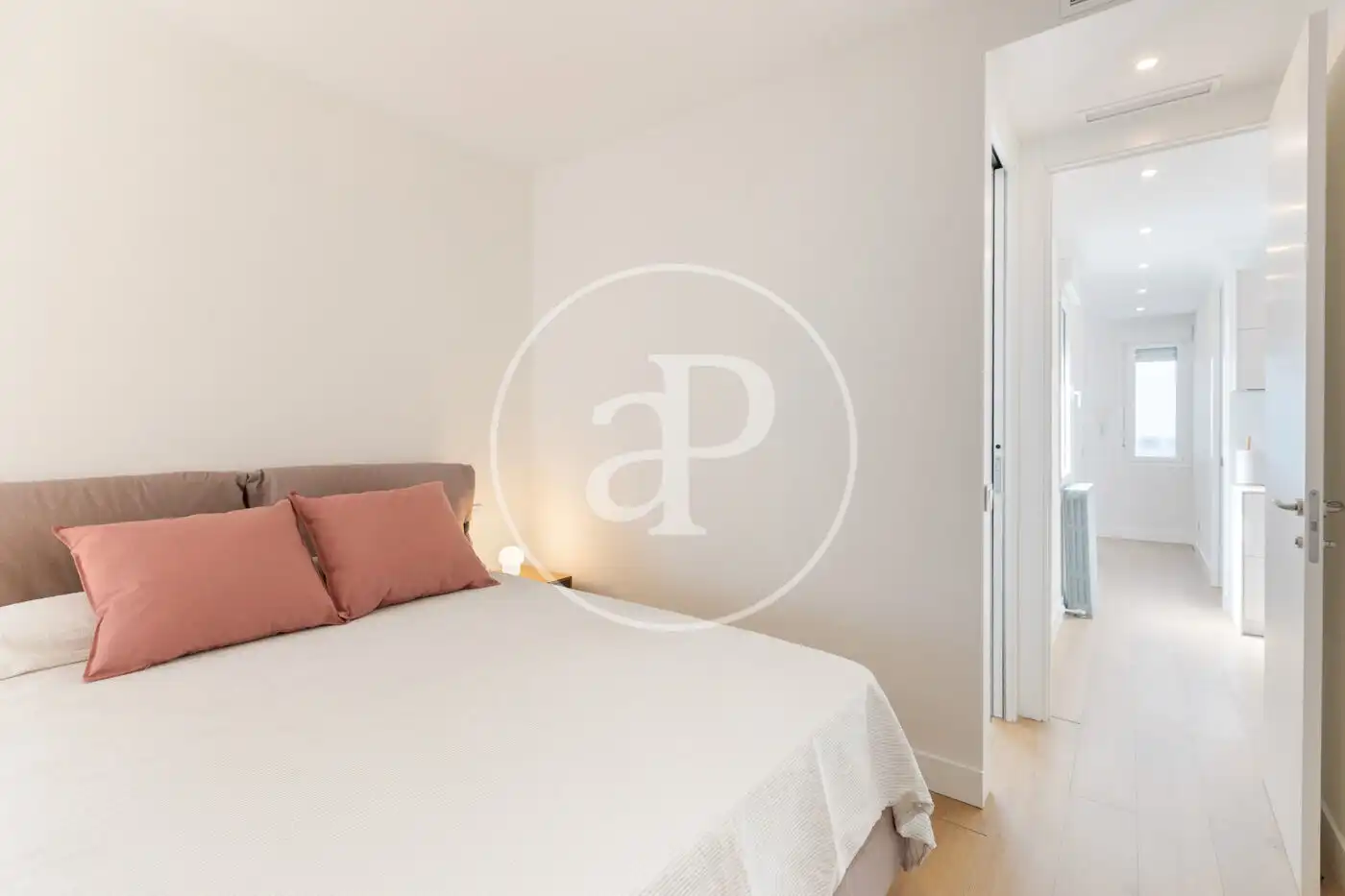 Schlafzimmer von Dachboden zur Miete in Madrid mit Klimaanlage, Heizung und Terrasse