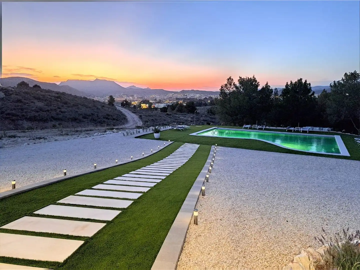 Piscina de Casa o xalet en venda en Elda amb Aire condicionat, Jardí privat i Terrassa