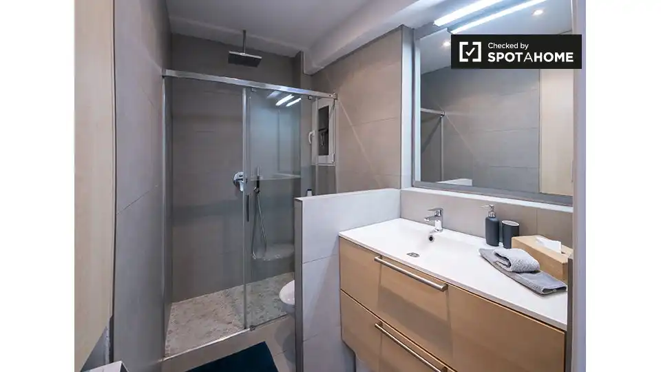 Bathroom of Flat for rent in Valencia  with Air Conditioner, Heating and Furnished