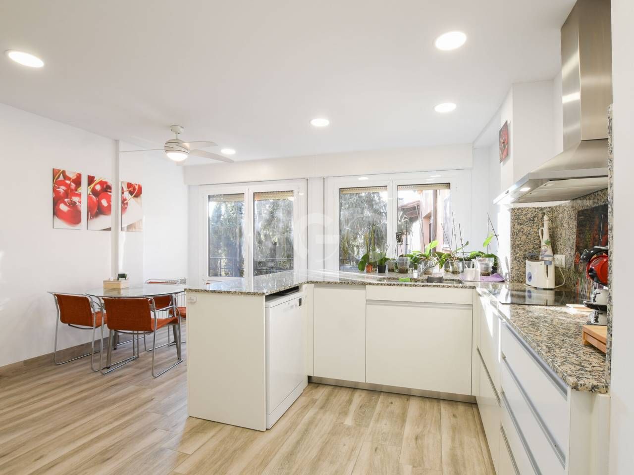 Cuina de Dúplex en venda en Manlleu amb Aire condicionat, Calefacció i Parquet