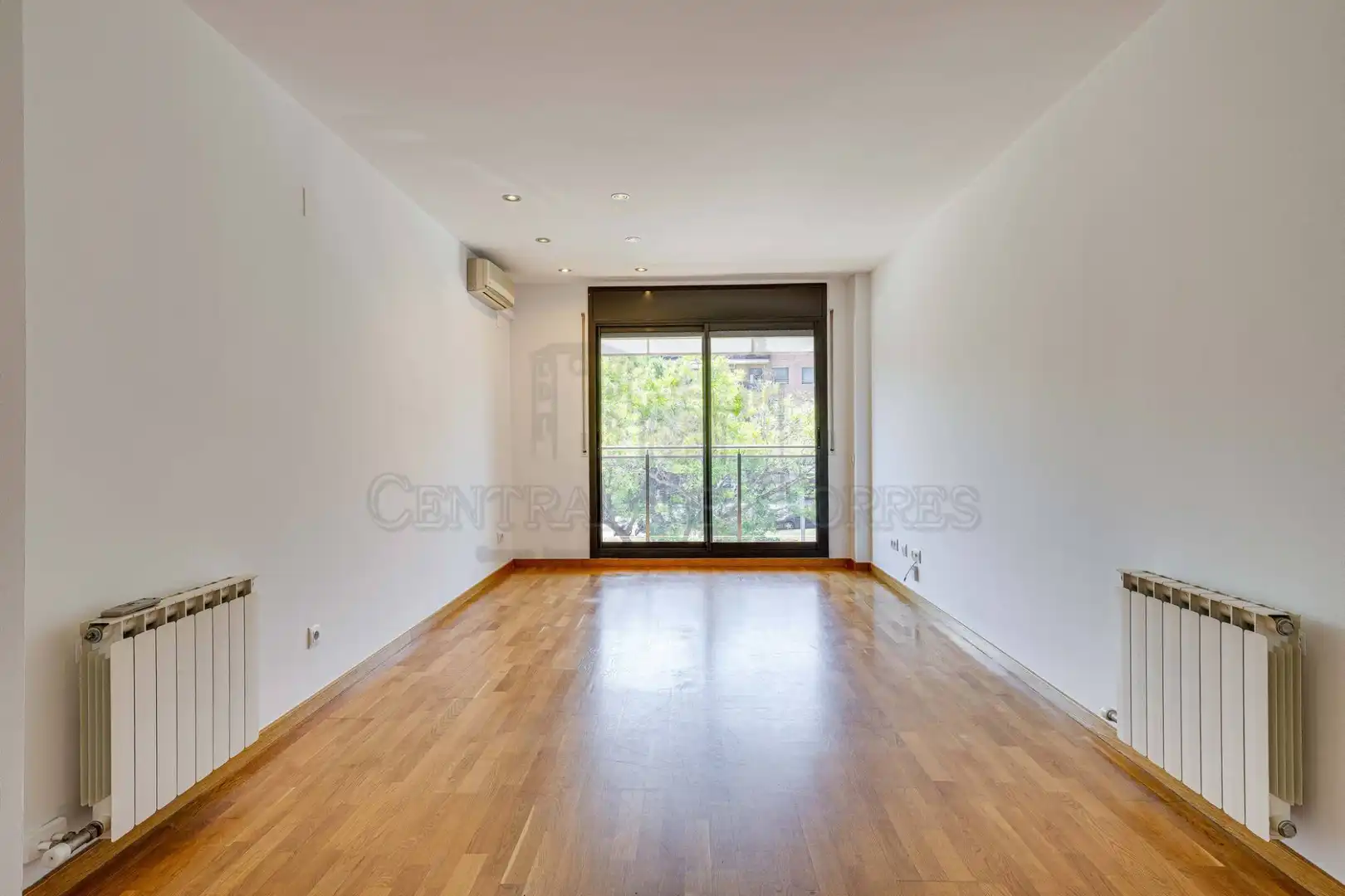 Living room of Flat for sale in Sant Cugat del Vallès  with Air Conditioner, Heating and Parquet flooring