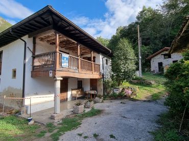 Adossat amb jardí en venda a Amieva