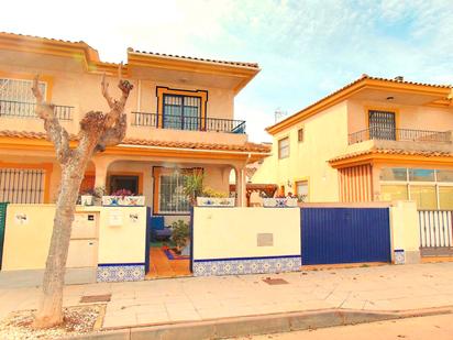 Vista exterior de Casa adosada en venda en Pilar de la Horadada amb Aire condicionat, Jardí privat i Terrassa