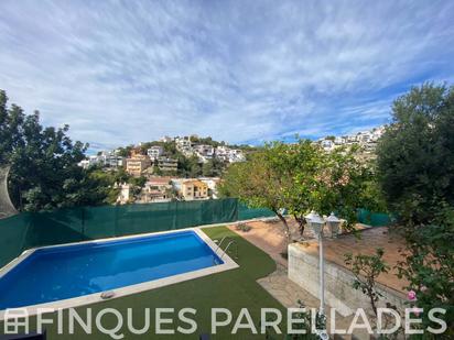 Vista exterior de Casa o xalet en venda en Sitges amb Aire condicionat, Jardí privat i Parquet