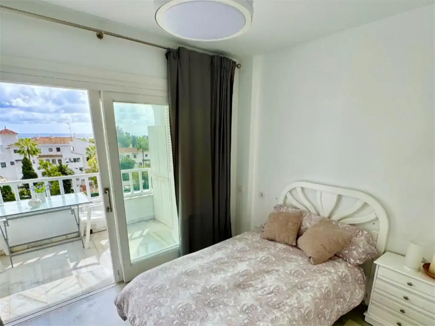 Dormitori de Apartament de lloguer en Marbella amb Aire condicionat, Piscina i Balcó