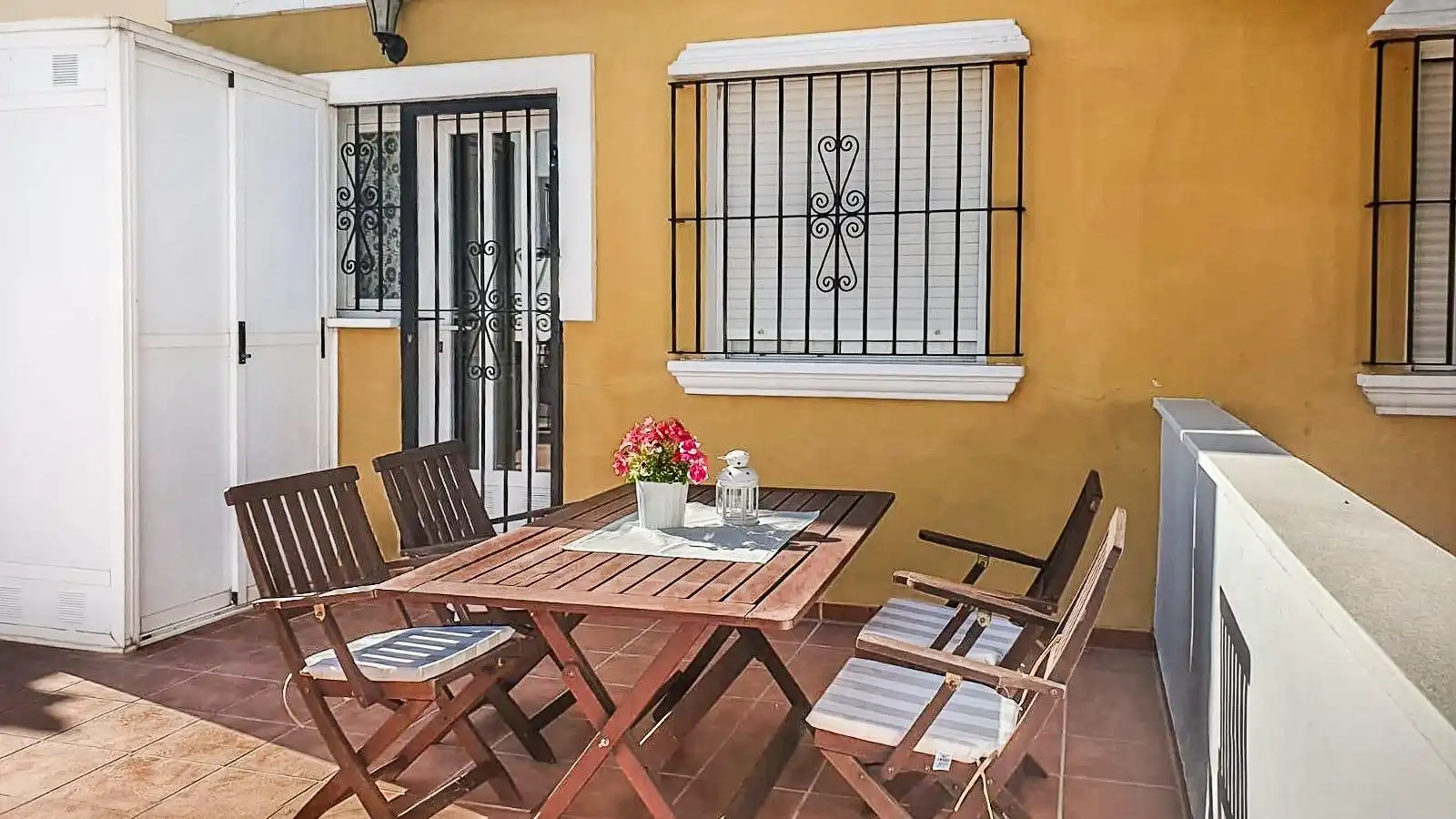 Terrasse von Einfamilien-Reihenhaus zum Verkauf in Pulpí mit Klimaanlage und Gemeinschaftspool