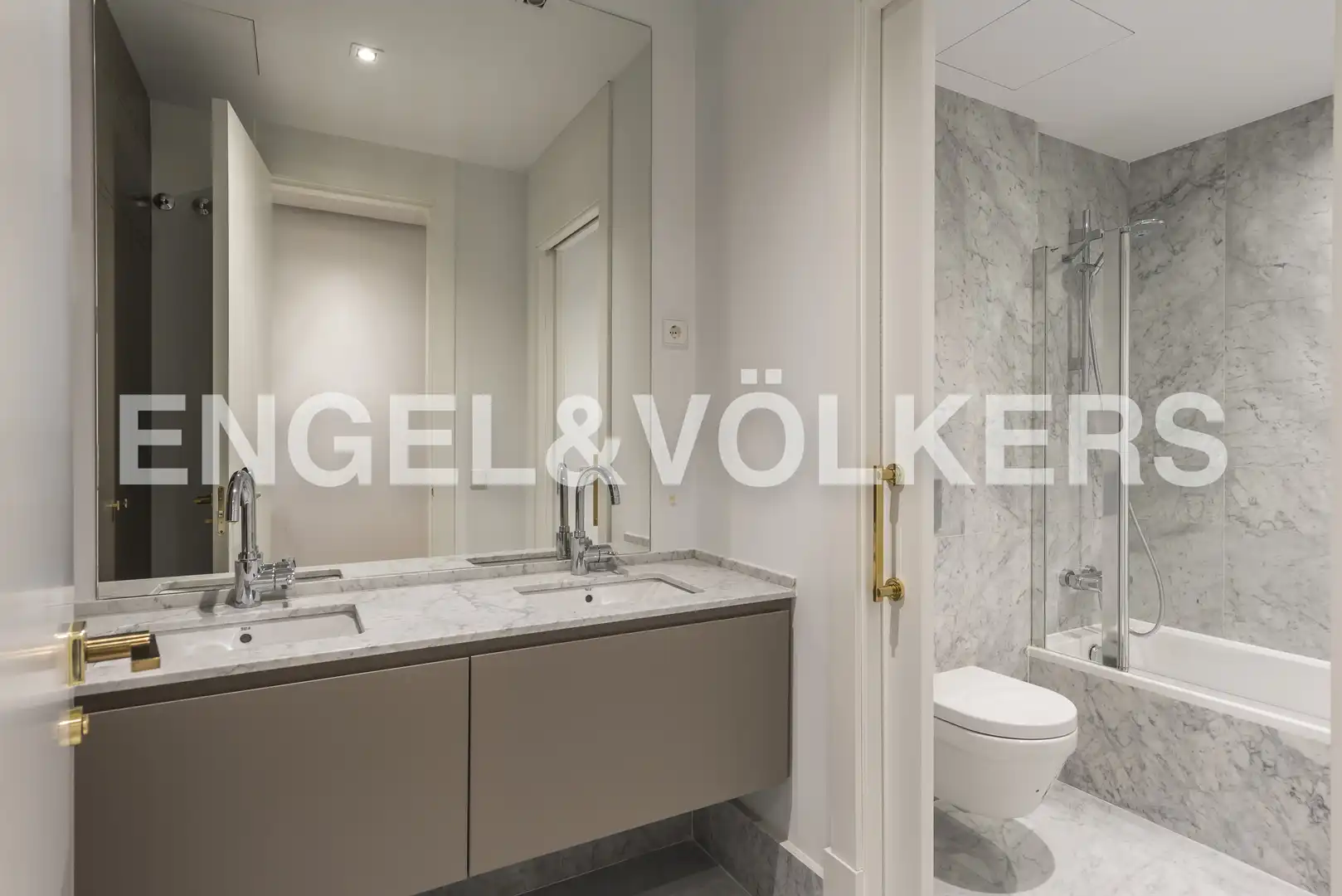 Bathroom of Flat for rent in Madrid  with Air Conditioner, Heating and Storage room