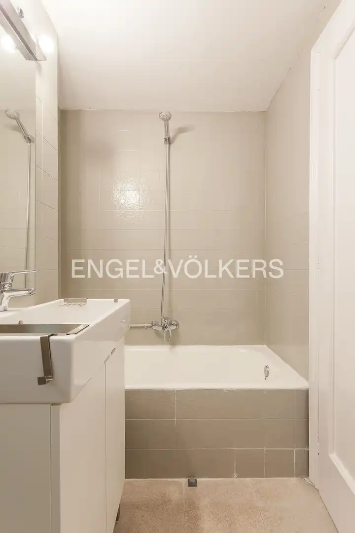 Baño de Apartamento de alquiler en Madrid con Calefacción, Parquet y Terraza