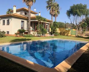 Vista exterior de Casa o xalet de lloguer en Mairena del Alcor amb Aire condicionat, Terrassa i Piscina