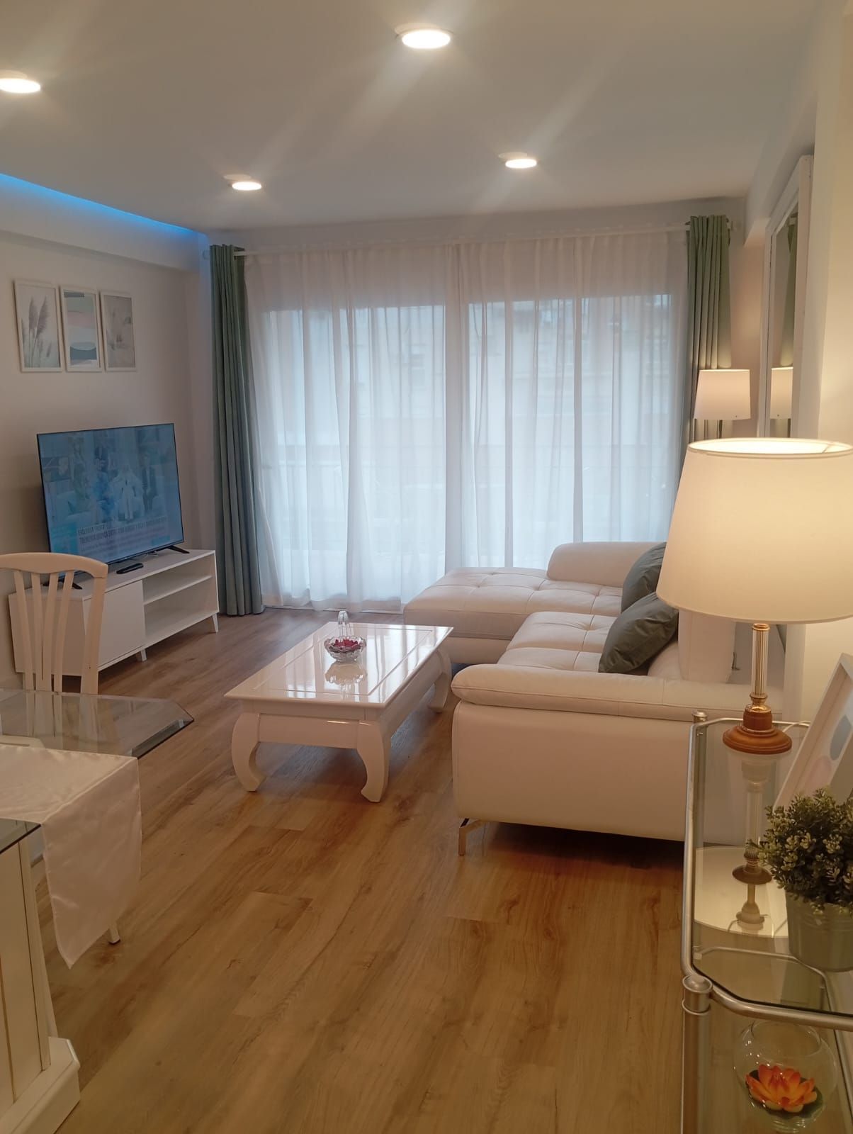 Sala d'estar de Pis de lloguer en Málaga Capital amb Aire condicionat, Terrassa i Moblat