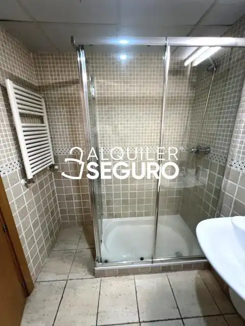 Bathroom of Flat for rent in Getafe  with Air Conditioner, Heating and Storage room