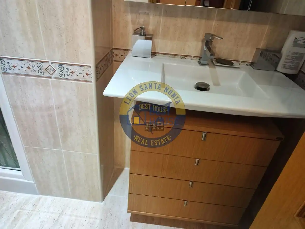 Bathroom of Apartments for rent in León Capital   with Heating, Parquet flooring and Furnished