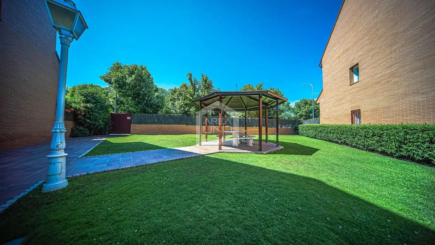Jardín de Casa adosada en venta en Villaviciosa de Odón con Calefacción, Jardín privado y Parquet